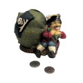 skarbonka-dekoracyjna-pirat-ze-skarbem-14-cm-ce0 (1).jpg